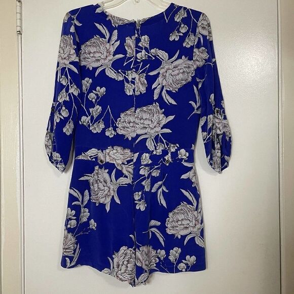 YUMI KIM Silk Blue Floral Vneck Long sleeve Romper size Medium -no belt- - Picture 4 of 5